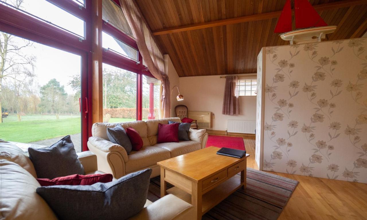 Surlingham Lodge Studio Large Family Cottage NWI Buitenkant foto
