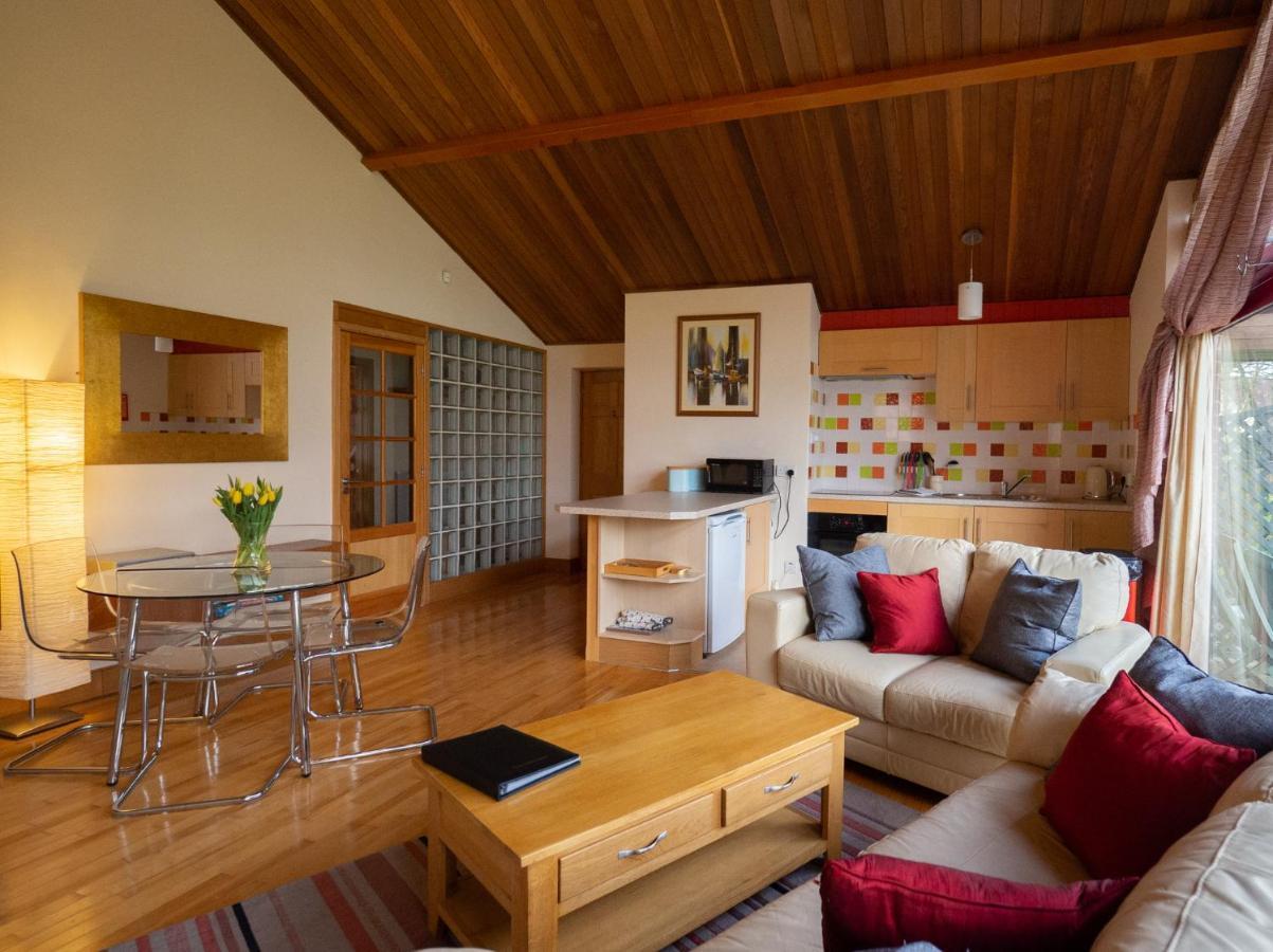 Surlingham Lodge Studio Large Family Cottage NWI Buitenkant foto