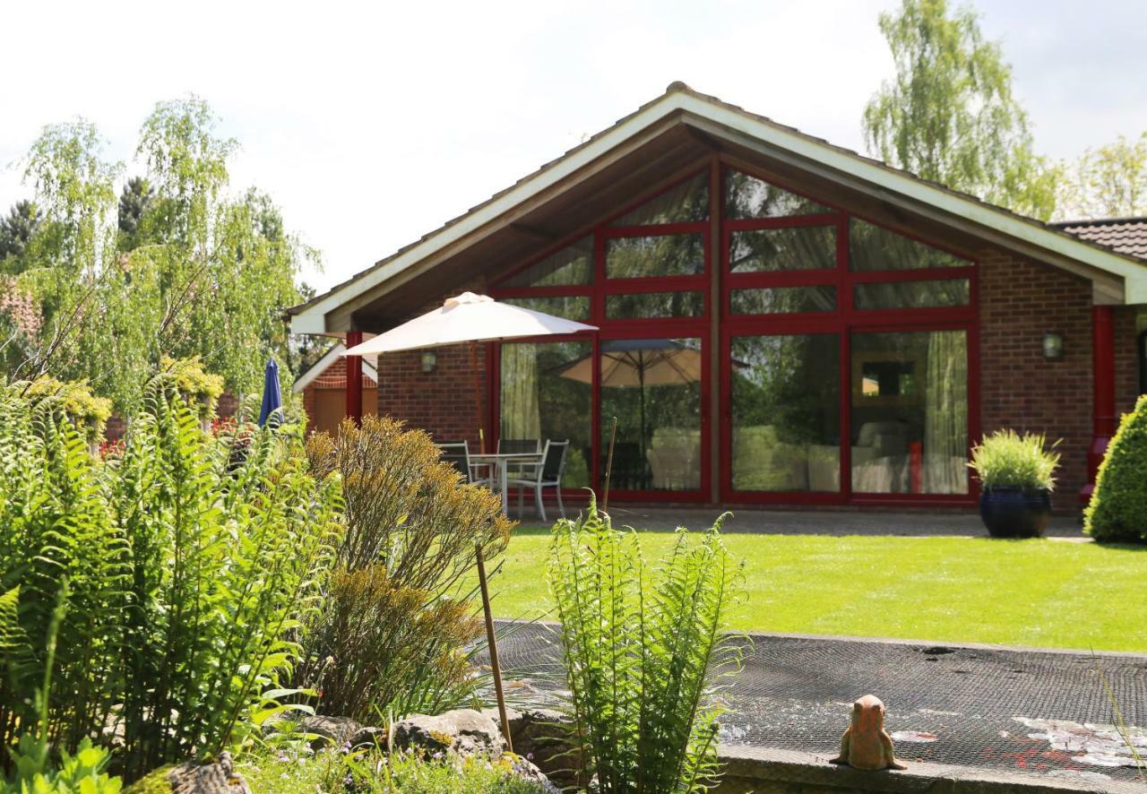 Surlingham Lodge Studio Large Family Cottage NWI Buitenkant foto