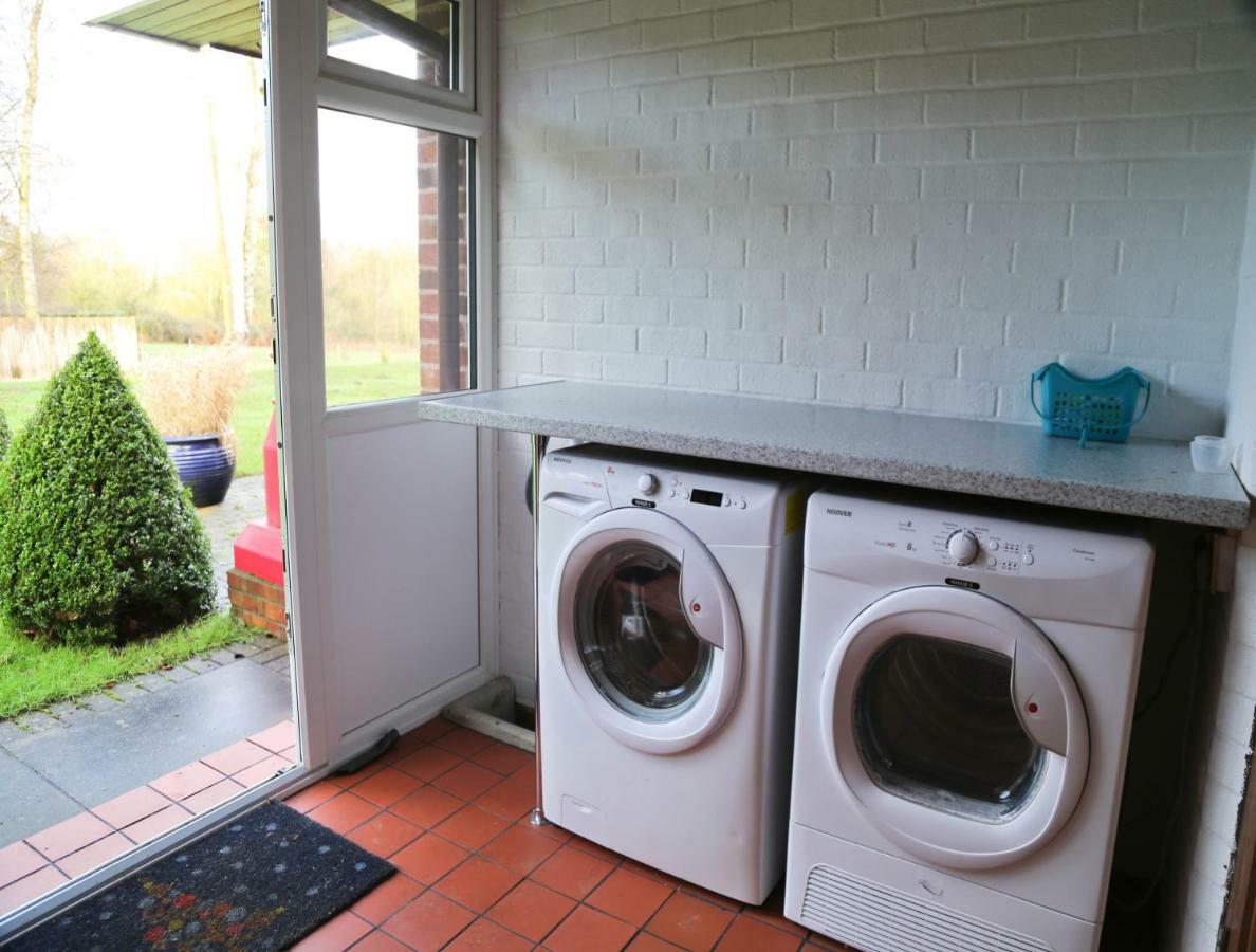 Surlingham Lodge Studio Large Family Cottage NWI Buitenkant foto